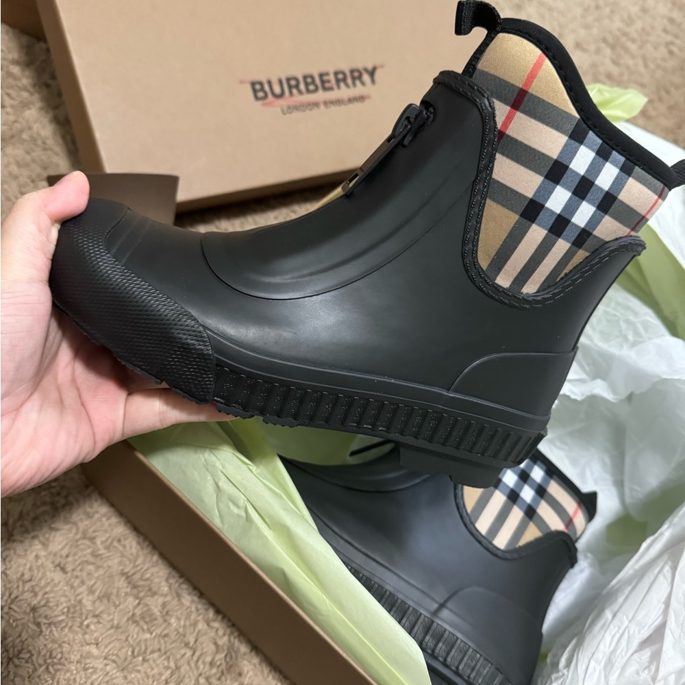 Women’s burberry rain boot size 35